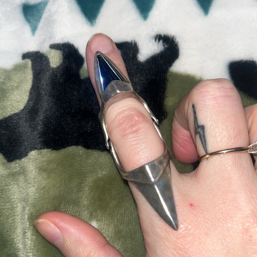 Uno De 50 Axl.R full finger ring